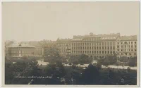 Na severní straně vyniká budova školy postavená roku 1913 podle projektu architekta Antonína Turka, vrchního městského inženýra Královských Vinohrad. 